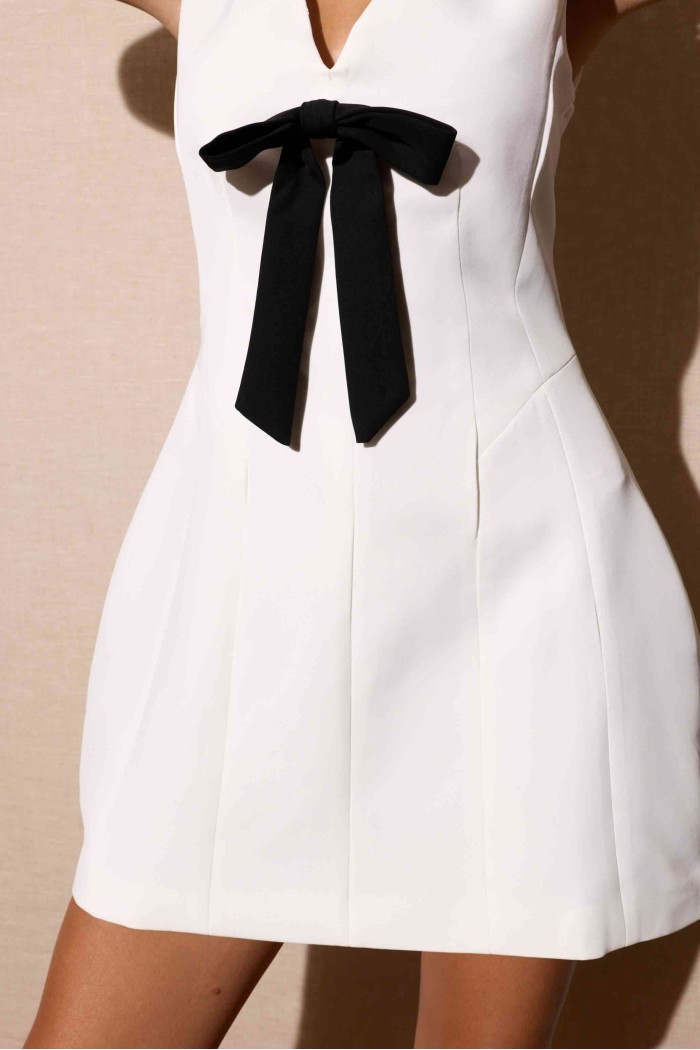 VESTIDO BLANCO SIN MANGAS CON LAZO NEGRO ELEGANCIA CLÁSICA Y MODERNA FBZMR22320