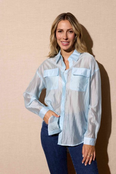 CAMISA CELESTE SEMITRANSPARENTE CON BOLSILLOS FRESCURA Y ESTILO FBZMR22324