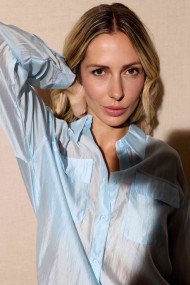CAMISA CELESTE SEMITRANSPARENTE CON BOLSILLOS FRESCURA Y ESTILO FBZMR22324
