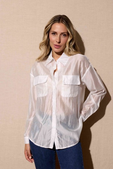 CAMISA BLANCA SEMITRANSPARENTE CON BOLSILLOS ESTILO FRESCO Y MODERNO FBZMR22323
