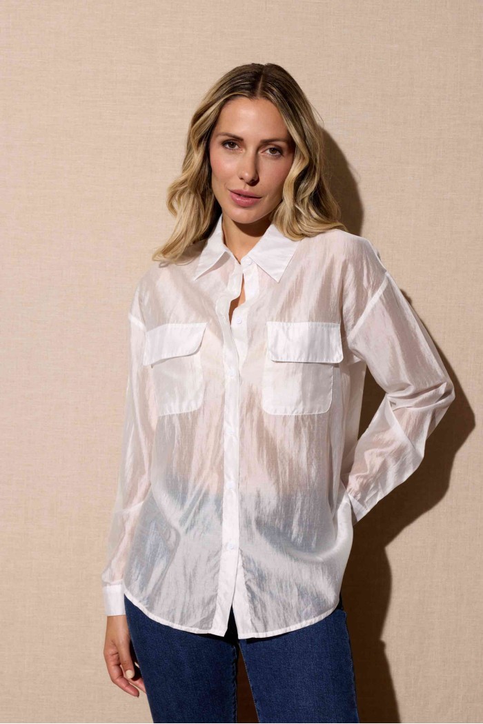 CAMISA BLANCA SEMITRANSPARENTE CON BOLSILLOS ESTILO FRESCO Y MODERNO FBZMR22323