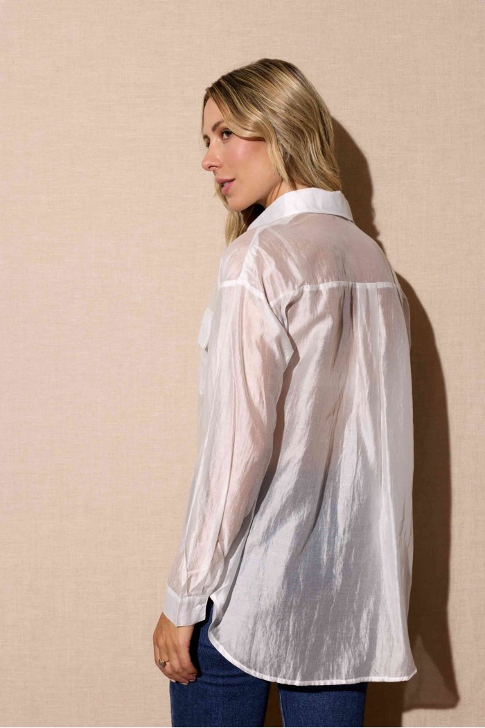 CAMISA BLANCA SEMITRANSPARENTE CON BOLSILLOS ESTILO FRESCO Y MODERNO FBZMR22323