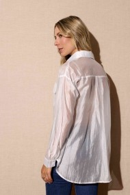 CAMISA BLANCA SEMITRANSPARENTE CON BOLSILLOS ESTILO FRESCO Y MODERNO FBZMR22323