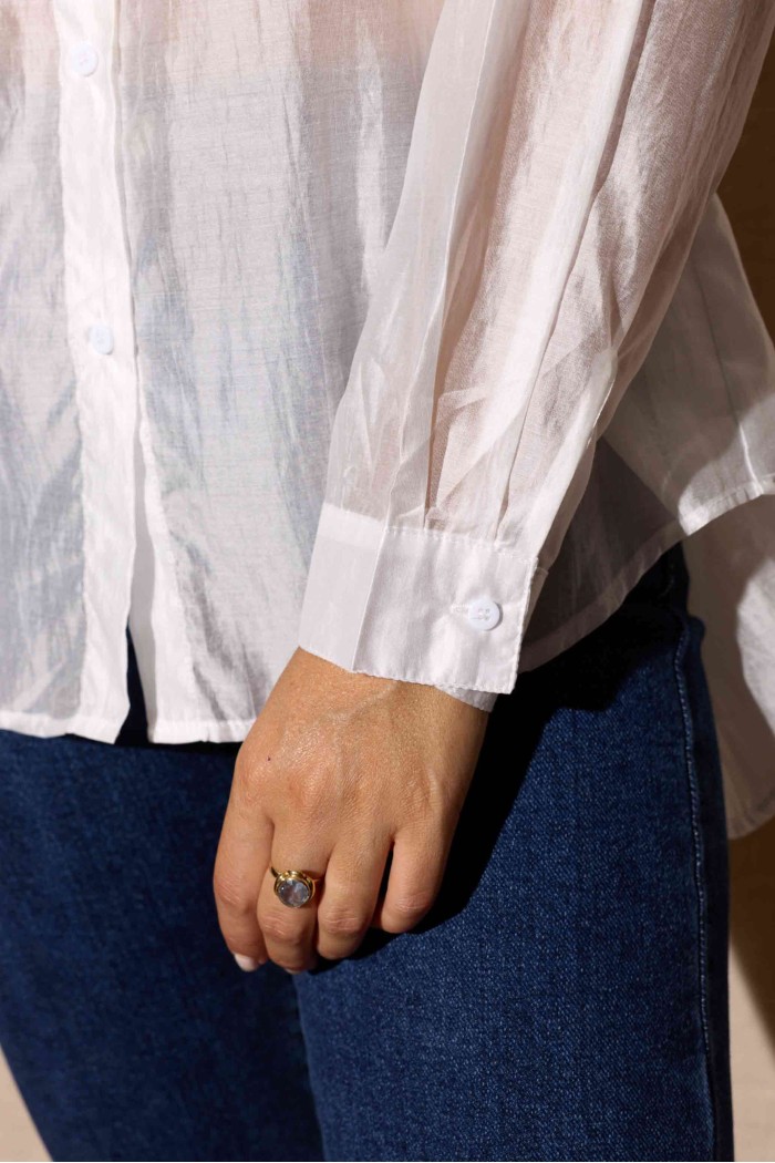 CAMISA BLANCA SEMITRANSPARENTE CON BOLSILLOS ESTILO FRESCO Y MODERNO FBZMR22323