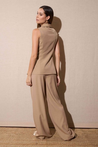 TRAJE DE MUJER SIN MANGAS EN COLOR CAMEL ELEGANTE Y SOFISTICADO FBZMA1556AB