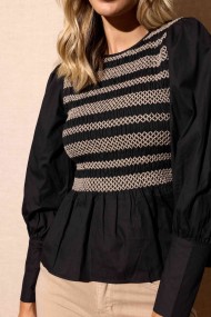 BLUSA DE MANGA LARGA CON PANEL BORDADO Y VOLANTE EN LA CINTURA FBZMR22348