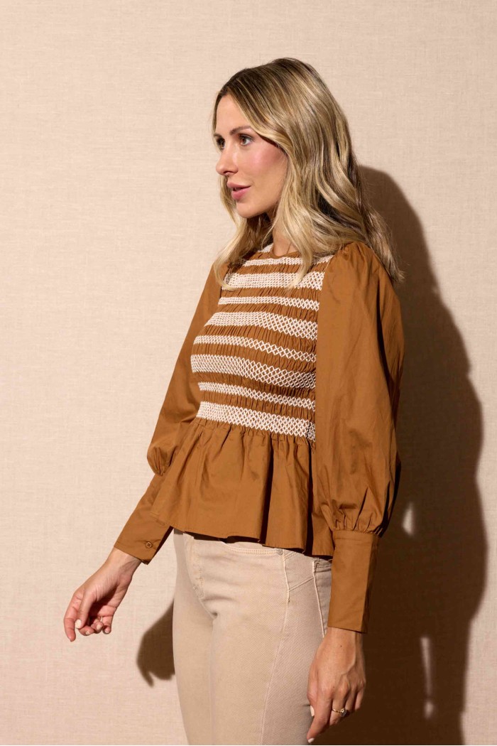 BLUSA DE MANGA LARGA CON PANEL BORDADO Y CORTE PEPLUM FBZMR22352