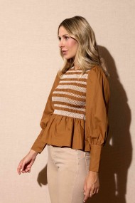 BLUSA DE MANGA LARGA CON PANEL BORDADO Y CORTE PEPLUM FBZMR22352