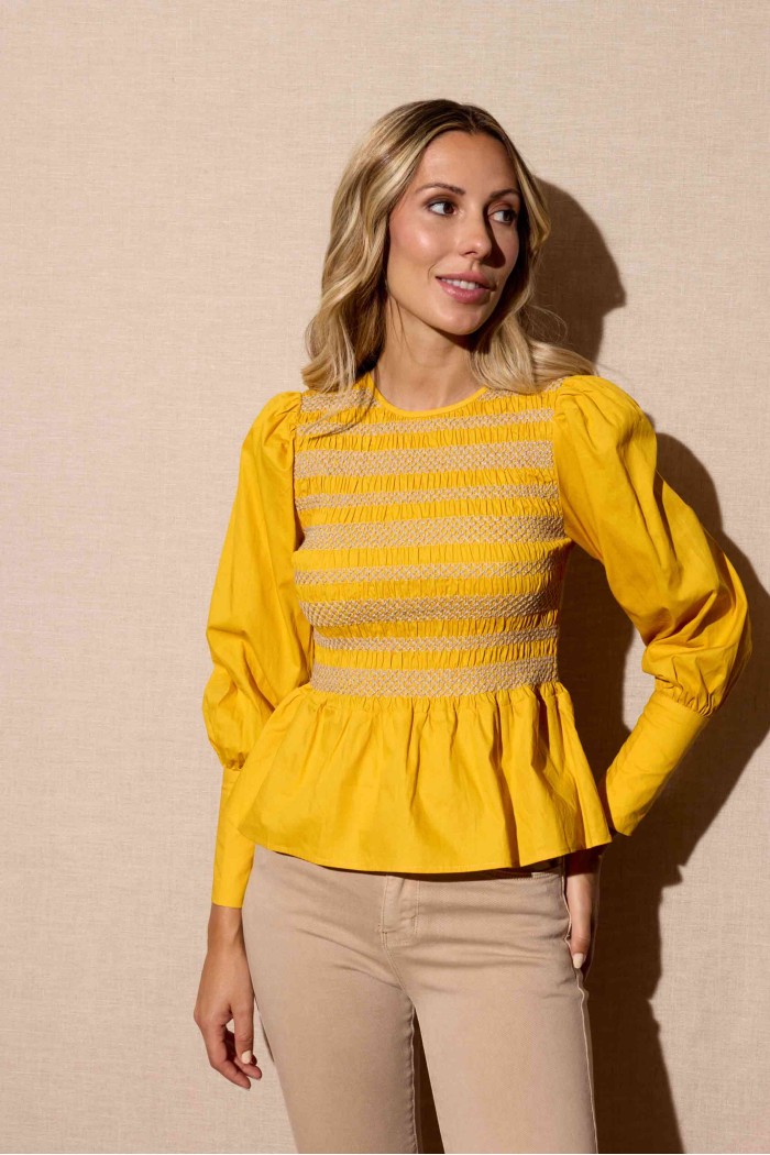 BLUSA AMARILLA DE MANGA LARGA CON PANEL BORDADO Y CORTE PEPLUM FBZMR22351