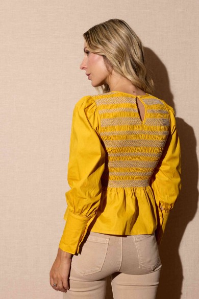 BLUSA AMARILLA DE MANGA LARGA CON PANEL BORDADO Y CORTE PEPLUM FBZMR22351