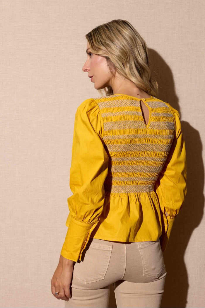 BLUSA AMARILLA DE MANGA LARGA CON PANEL BORDADO Y CORTE PEPLUM FBZMR22351