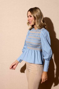 BLUSA AZUL CON NIDO DE ABEJA Y MANGA LARGA FBZMR22350