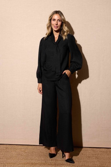 CONJUNTO DE PANTALÓN Y BLUSA CON LAZO AL CUELLO NEGRO FBZMA1578AB