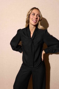 CONJUNTO DE PANTALÓN Y BLUSA CON LAZO AL CUELLO NEGRO FBZMA1578AB