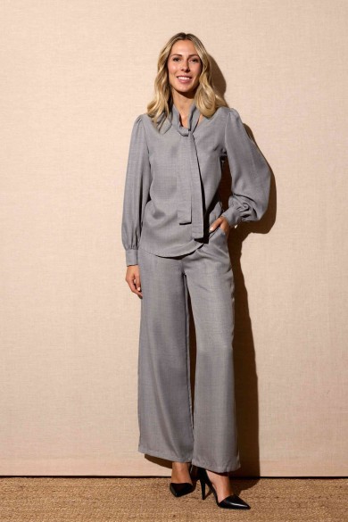 CONJUNTO DE PANTALÓN Y BLUSA CON LAZO AL CUELLO GRIS FBZMA1579AB