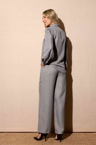 CONJUNTO DE PANTALÓN Y BLUSA CON LAZO AL CUELLO GRIS FBZMA1579AB