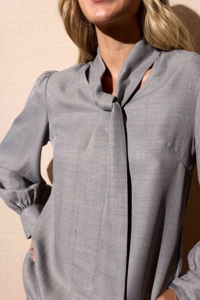 CONJUNTO DE PANTALÓN Y BLUSA CON LAZO AL CUELLO GRIS FBZMA1579AB