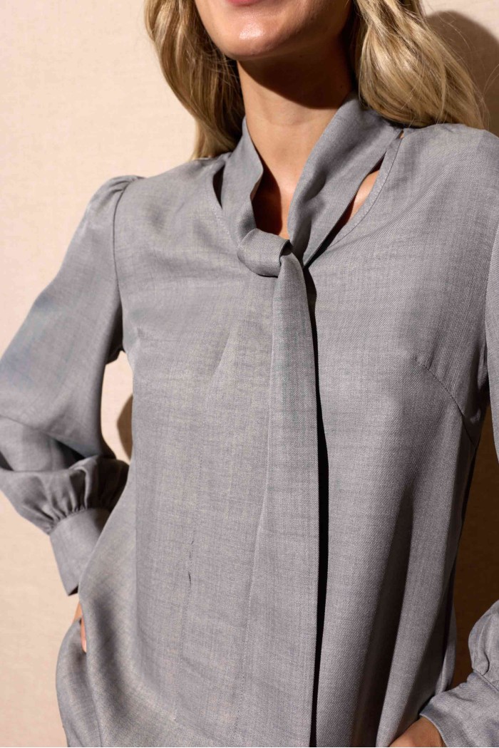 CONJUNTO DE PANTALÓN Y BLUSA CON LAZO AL CUELLO GRIS FBZMA1579AB