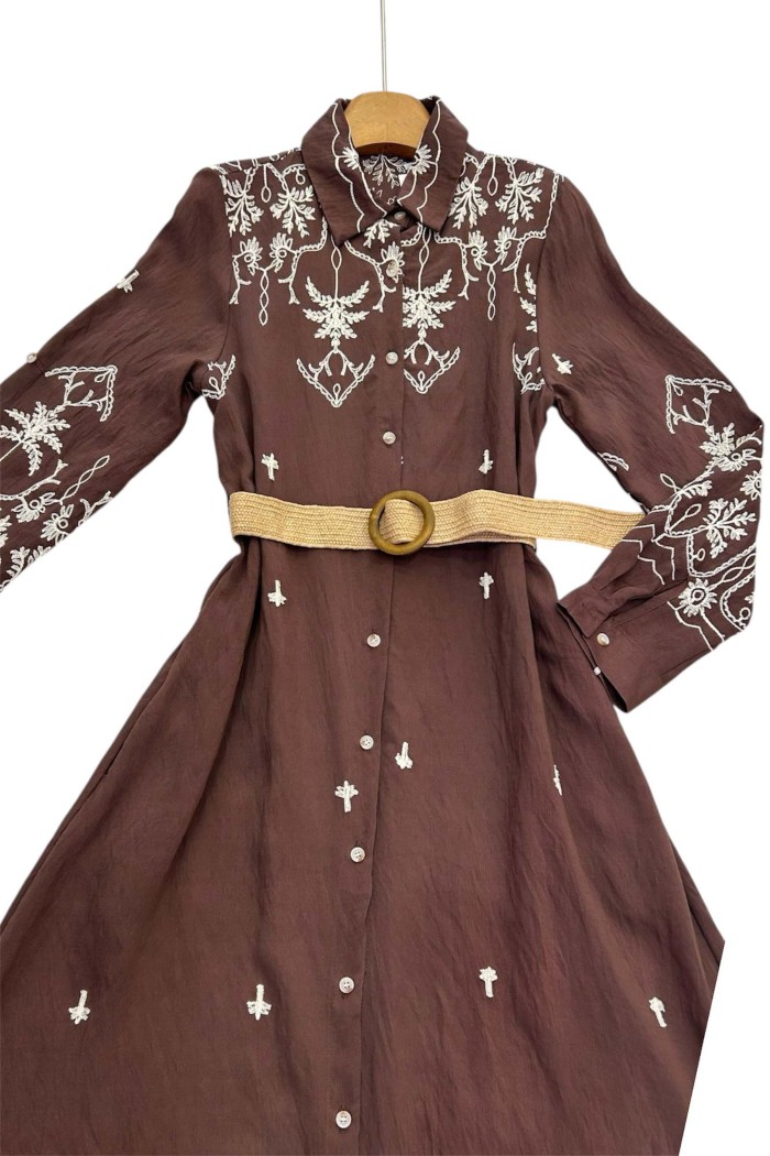 VESTIDO CAMISERO LARGO CON BORDADO ÉTNICO Y CINTURÓN TY-1036