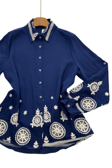CAMISA AZUL MARINO CON BORDADO FLORAL BLANCO TY-1041