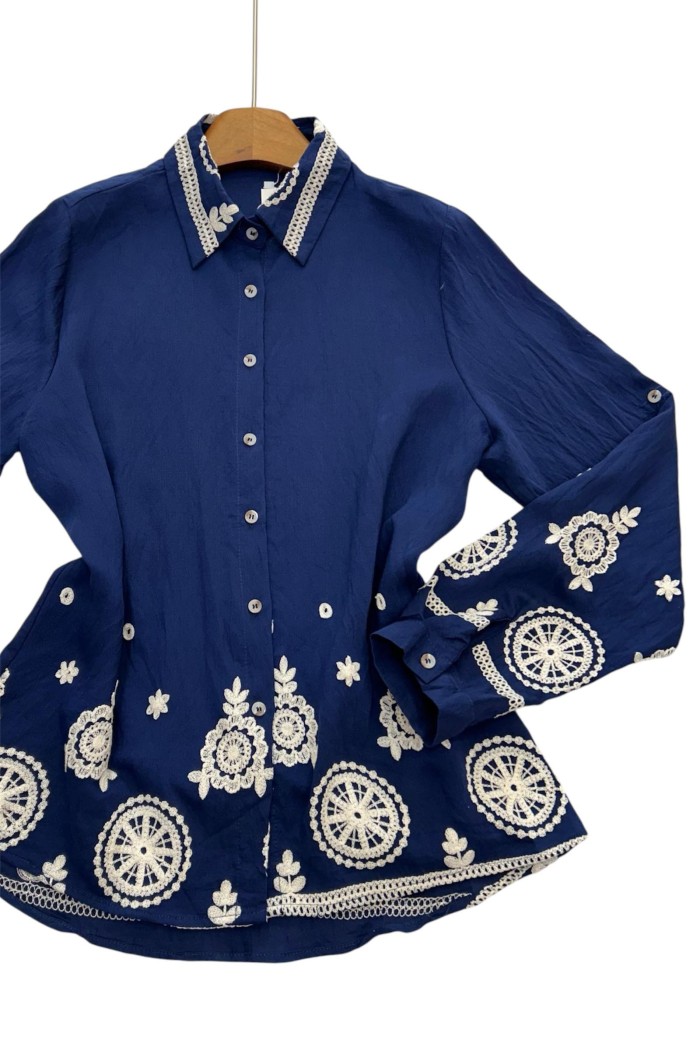 CAMISA AZUL MARINO CON BORDADO FLORAL BLANCO TY-1041