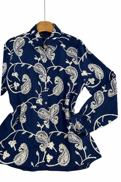 CAMISA AZUL MARINO CON BORDADO CACHEMIR Y FLORAL EN BLANCO TY-1059