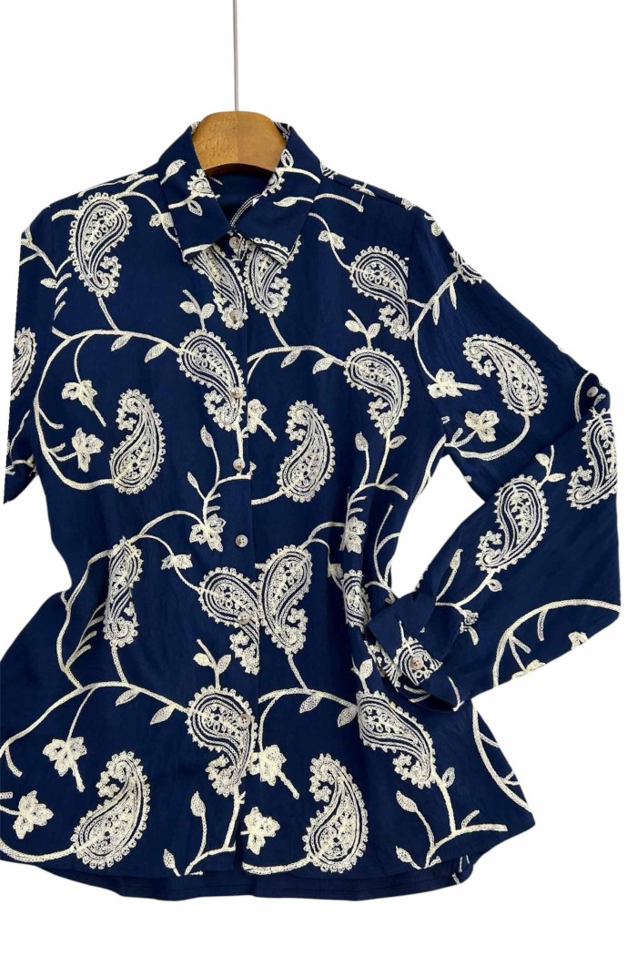 CAMISA AZUL MARINO CON BORDADO CACHEMIR Y FLORAL EN BLANCO TY-1059