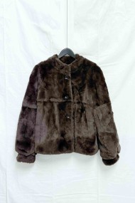 CHAQUETA DE CONEJO REX CON CUELLO REDONDO Y CIERRE DE BOTONES TB-WT21319398