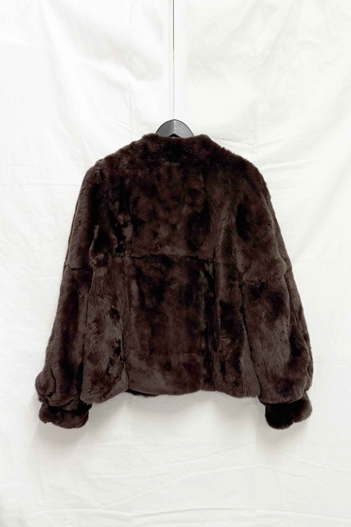 CHAQUETA DE CONEJO REX CON CUELLO REDONDO Y CIERRE DE BOTONES TB-WT21319398