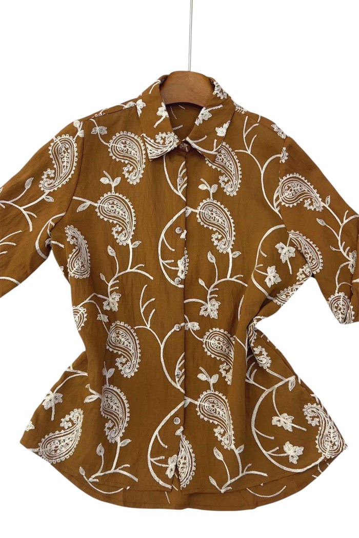 CAMISA MARRÓN MOSTAZA CON BORDADOS BLANCOS ESTILO CACHEMIR TY-1059