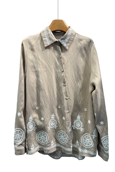 CAMISA BEIGE CON BORDADOS BLANCOS Y DETALLE DE ENCAJE TY-1041