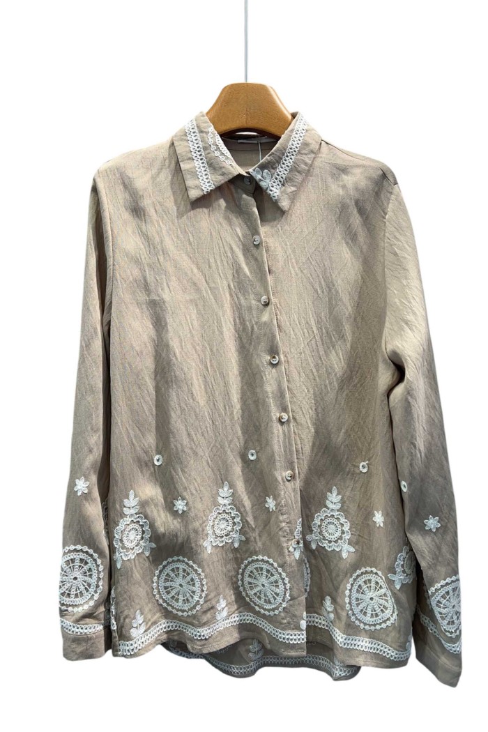 CAMISA BEIGE CON BORDADOS BLANCOS Y DETALLE DE ENCAJE TY-1041