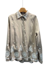 CAMISA BEIGE CON BORDADOS BLANCOS Y DETALLE DE ENCAJE TY-1041