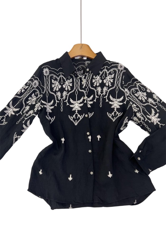 CAMISA NEGRA CON BORDADO BLANCO ESTILO BOHEMIO TY-1040