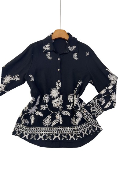 CAMISA NEGRA CON BORDADO BLANCO DE FLORES Y PAISLEY TY-1061