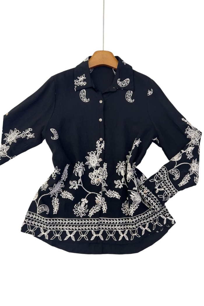 CAMISA NEGRA CON BORDADO BLANCO DE FLORES Y PAISLEY TY-1061