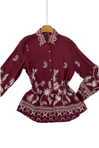CAMISA GRANATE CON BORDADO BLANCO DE FLORES Y PAISLEY TY-1061