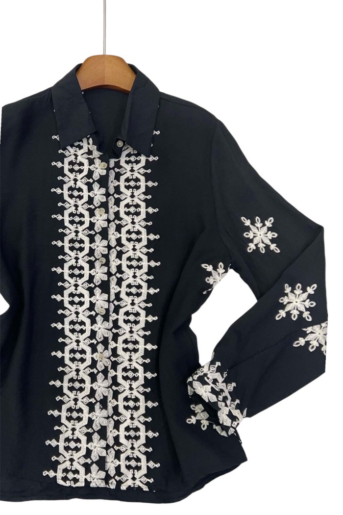 CAMISA NEGRA CON BORDADO GEOMÉTRICO BLANCO TY-1063