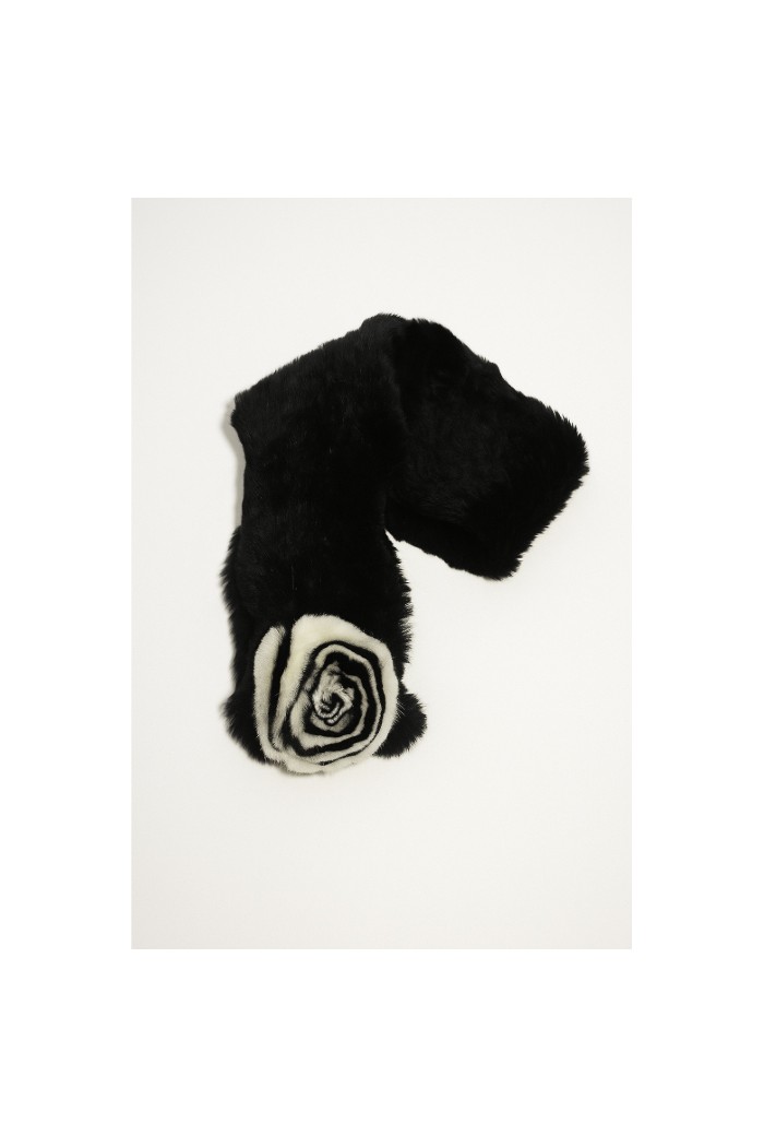 BUFANDA DE PELO DE CONEJO REX NEGRA CON FLOR DECORATIVA TB-WJ115