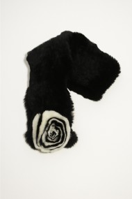 BUFANDA DE PELO DE CONEJO REX NEGRA CON FLOR DECORATIVA TB-WJ115