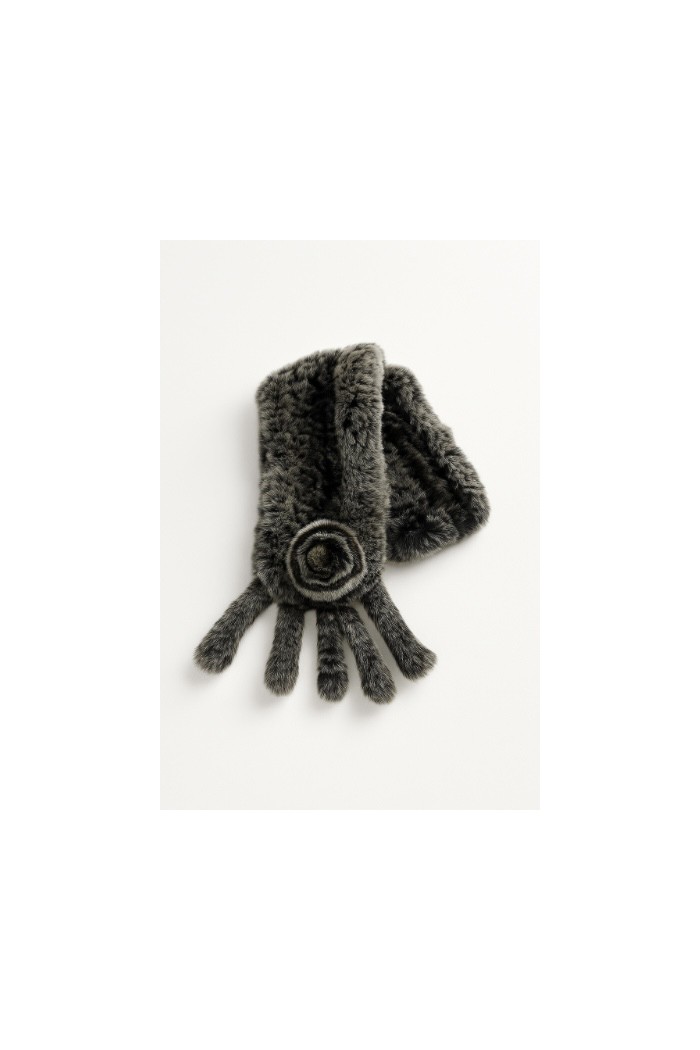 BUFANDA GRIS CON FLOR DE PELO DE CONEJO REX TB-WJ112