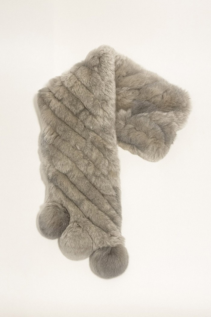 BUFANDA DE CONEJO REX CON POMPONES TB-821