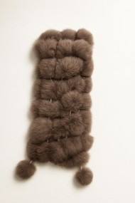BUFANDA DE PELO DE CONEJO MARRÓN CON POMPONES TB-876