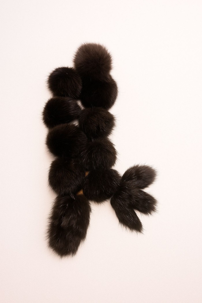BUFANDA DE PELO DE CONEJO CON POMPONES MARRÓN OSCURO TB-877