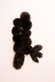 BUFANDA DE PELO DE CONEJO CON POMPONES MARRÓN OSCURO TB-877