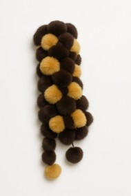BUFANDA DE PELO DE CONEJO CON POMPONES BICOLOR MARRÓN Y MOSTAZA TB-880