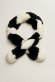 BUFANDA DE PELO DE CONEJO BICOLOR BLANCO Y NEGRO CON POMPONES TB-885