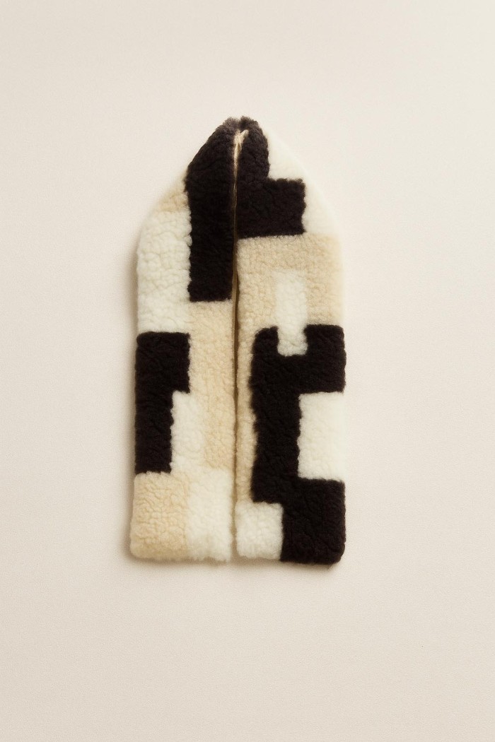 BUFANDA DE CORDERO LASURADO GEOMÉTRICA BLANCO BEIGE NEGRO TB-887