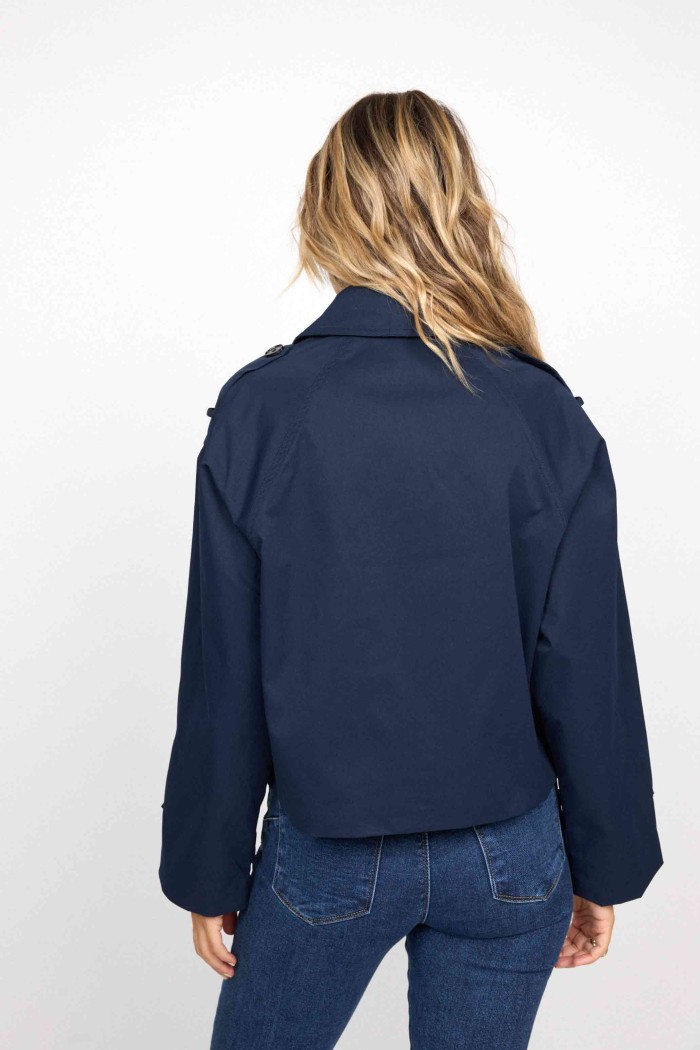 CHAQUETA CORTA ESTILO TRENCH CON DOBLE BOTONADURA FBZMA1565