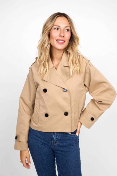 CHAQUETA CORTA ESTILO TRENCH CON DOBLE BOTONADURA FBZMA1566